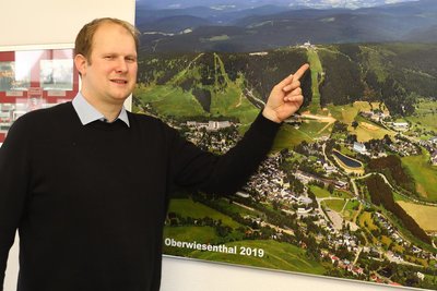 Nach Ansicht von Oberwiesenthals Bürgermeister Jens Benedict sollten das Fichtelberghaus und das Gipfelplateau in öffentlichem Besitz bleiben.