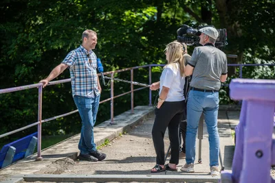 Das Medieninteresse hielt auch am Montag an: Hier ist Marcus Hoffmann im Gespräch mit einem Fernsehteam.