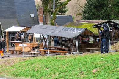 Mitarbeiter der Stadtverwaltung stellten die Bauzäune so auf, dass an den Imbiss vor dem Wolfsgrüner Schlösschen kein Rankommen mehr ist.