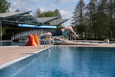 Auf einen Sprung ins kühle Nass: Wasserratten können in Oelsnitz ab Freitag loslegen.