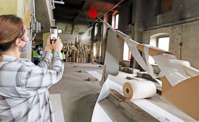 Einige Kunstwerke beziehen die Geschichte und Hinterlassenschaften der Buntpapierfabrik direkt mit ein. 