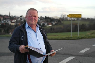 Thomas Arnold steht in Zettlitz am Abzweig Methau. Die Straße soll erneuert werden.