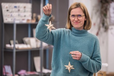 Pia Reichel in ihrem Laden „Neuschnee – Studiert in Schneeberg“. Hier verkauft sie die Arbeiten, die aktuelle und ehemalige Studenten gefertigt haben.