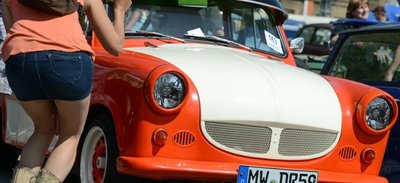 Ein etwas modifizierter Trabi 600 eines Fans bei einem Trabitreffen am einstigen Produktionsstandort Zwickau.