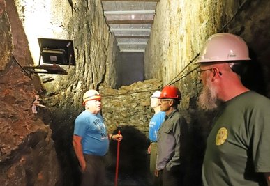 Mitglieder der Historischen Freiberger Berg- und Hüttenknappschaft in der Radstube Oberschöna. 