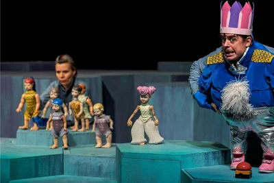 In der Inszenierung "Die wilden Schwäne" sind nicht nur die Puppen, sondern auch eine Spielerin (Claudia Acker) und ein Spieler (Arne van Dorsten) zu sehen. Bestenfalls bilden sie mit den Puppen für den Zuschauer eine Einheit. Vor 70 Jahren gab es das nicht. 