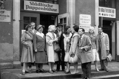 Die Spielstätte des städtischen Puppentheaters am Schillerplatz (Das Foto stammt von 1960) war eigentlich als Interim gedacht. Doch sie blieb 40 Jahre lang dort, von 1955 bis 1995. Dann zog sie um in den Luxor-Palast. 