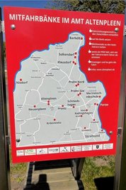 Eine Karte zeigt an, wo Mitfahrbänke in der Gemeinde Altenpleen (Mecklenburg-Vorpommern) stehen. Auch eine Anleitung ist dort zu finden.