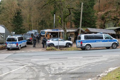 Mit Blaulicht waren kurz vor dem Mittag am Dienstag mehrere Polizeifahrzeuge an der „Schubkarrenkanone“ in Eibenstock angerückt.