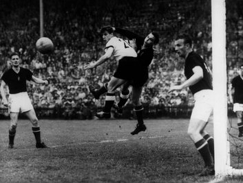 Hans SchäferHans Schäfer - Hans Schäfer (M.) bei einer Kopfballaktion während des WM-Finales Deutschland gegen Ungarn 1954.