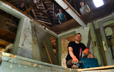 Am Wochenende haben Marcel Herklotz (vorn) und weitere Helfer wieder im fast 400 Jahre alten Paddags-Haus in Pappendorf gearbeitet. Im Obergeschoss liegt die Deckenhöhe bei gerade mal 1,77 Metern. 