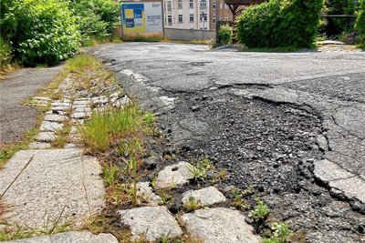 Die Pfarrstraße in Aue befindet sich seit langer Zeit in einem desolaten Zustand. Nun soll die Asphaltdecke endlich erneuert werden.