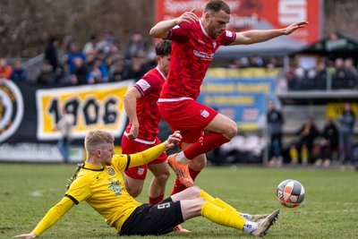 Zweikampf zwischen Auerbachs Cedric Graf (liegend) und Oliver Fobassam.