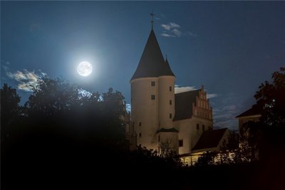 Erst fünf Minuten vor Mitternacht riss die Wolkendecke so auf, dass der Supermond in Schwarzenberg sichtbar wurde.