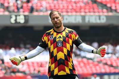 Das Aufwärmtrikot, hier getragen von Ersatz-Torhüter Oliver Baumann, ist in der Sachsen Allee besonders beliebt.