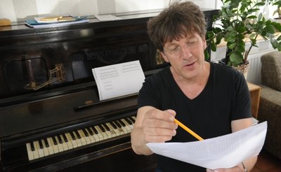 An seinem Klavier entwickelt Lothar Becker seine Kompositionen weiter. Gerade arbeitet er an einem Stück für Wolkenburg.
