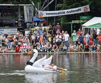 In Annaberg wurde zum achten Schutzteichfest eingeladen. Das sonntägliche Entenrennen über das Gewässer zählte zu den Höhepunkten. Im Schwan versuchte Matthias Bösl aus Niederbayern das Gewässer zu überqueren.