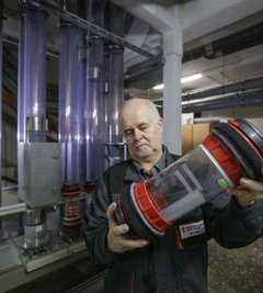 Jens Wald, Leiter Technische Leitzentrale, an einem von zwei Zentralverteilern, wo die verschiedenen Linien des Systems zusammenkommen. 