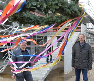 Beim Richtfest für die Kita an der Berthelsdorfer Straße waren OB Sven Krüger (l.) und Baubürgermeister Holger Reuter im April noch zuversichtlich über den Zeitplan.