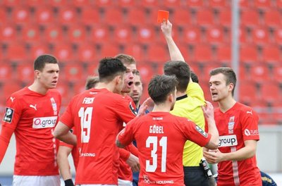 Schiedsrichter Patrick Hanslbauer zeigt FSV-Stürmer Lars Lokotsch (3. v. l.) die Rote Karte.