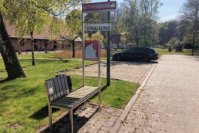 Eine Mitfahrbank in der Gemeinde Altenpleen in Mecklenburg-Vorpommern.