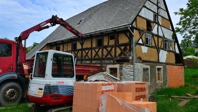 Derzeit kümmern sich Fachfirmen um die Sanierung. Demnächst kommen Zimmerer und Dachdecker.