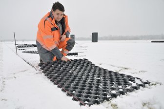 450.000 Euro: Zwickauer Flugplatz bekommt nach über 30 Jahren eine Plattenpiste - Auf dem Flugplatz in Zwickau sorgt Marc Kuhne derzeit dafür, dass eine Start- und Landebahn aus Gitterplatten verlegt wird.