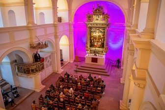 450 Jahre Schloss Augustusburg: Das Festjahr ist eingeläutet - Mit einem Gottesdienst wurde am Sonntagnachmittag in der Schlosskirche das Festjahr eingeläutet. Von der Kanzel predigte Landesbischof Tobias Bilz.