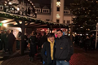 450 Kilometer, um zum Freiberger Christmarkt zu kommen: „Es ist einfach Heimat“ - René Schukalla mit seinem älteren Sohn voriges Jahr auf dem Christmarkt in Freiberg.