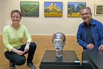 46 Künstler stellen im "Sommersalon" aus - Galerieleiterin Alexandra Hortenbach Vereinsvorsitzender Wolfgang Schinko in der Ausstellung in der Galerie am Domhof. Gezeigt werden 90 Arbeiten von Mitgliedern des Kunstvereins. 