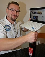 David Klotz öffnet gern Bierflaschen - hier mit 'nem Laptop.
