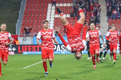 Kein Grund zum Abheben? So feierte Lucas Will seinen Treffer zum 4:0. Marc-Philipp Zimmermann (links) und Jahn Herrmann sehen staunend zu.