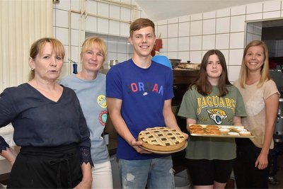 Ein Bild aus der Schulzeit der Elsteraner Oberschüler, die viele Praktika absovierten: Konditorin Antje Schindel, Elternsprechein Sandra Baldszus, Simon Penzel, Pamina Baldszus und Teamleiterin Bad Elster, Jessica Heyne (von links).