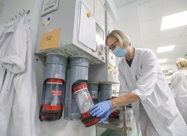 Labormitarbeiterin Uta Lange setzt im Labor ein Büchse in die Rohrpostanlage ein. Mit dem System können 68 Stationen am Klinikum erreicht werden. 