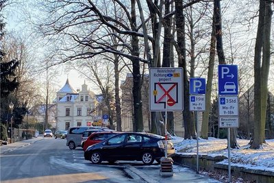 Das Schild an der Paul-Geipel-Straße kündet von der Sperrung des Stadtrings in Glauchau.