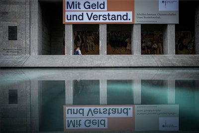 „Mit Geld und Verstand. Schulden bremsen, Chancen schaffen. Unser Bundeshaushalt“ - Dieses Plakat hing 2023 über dem Eingang zum Bundesministerium der Finanzen.