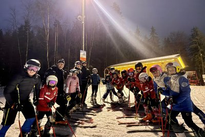 Ski alpin unter Flutlicht: Am Freitag, 18 Uhr, wird das lange Wintersportwochenende mit einem Nachtslalom in Schöneck eröffnet. Foto: WSV Erlbach