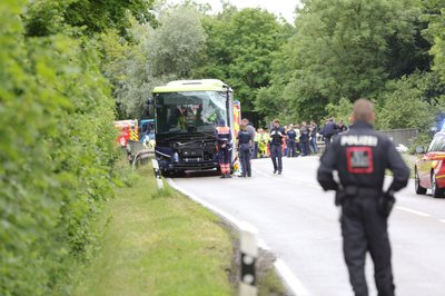 Ein Linienbus und ein Reisebus waren auf einer Staatsstraße im Landkreis Dachau zusammengestoßen.