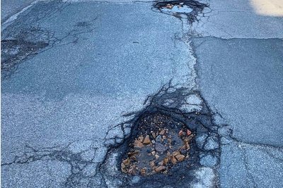 So wie hier auf dem Bertholdsweg hat der Winter auf vielen Straßen in Freiberg Schäden hinterlassen.