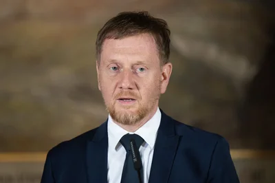 Das Grundgesetz bleibt aus Sicht von Sachsens Regierungschef Michael Kretschmer auch mehr als 75 Jahre nach seiner Entstehung die wichtigste Grundlage für das Zusammenleben der Deutschen. (Archivbild)