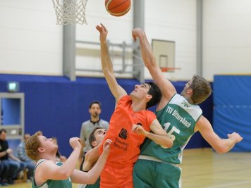 Wie lange bleibt das orangene Leder im Spiel? Die Freiberger um Enrico Knoth (m.) bangen erneut um ihre Landesligasaison.