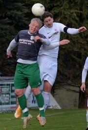 Daniel Fahrenholz (links), Spielertrainer beim SV Fronberg Schreiersgrün, hatte im Derby den Ausgleich gegen Nils Rauschs FSV Treuen auf dem Kopf. 