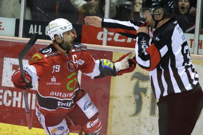 Freude bei Mario Scalzo: Der 41-jährige Verteidiger spielt weiter in der DEL 2.