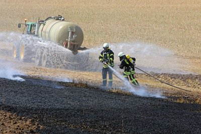 Feuerwehren und Landwirte arbeiteten bei den Löscharbeiten Hand in Hand.