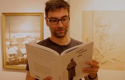 Anlass der neuen Schau im Hartmann-Haus ist für Galerieleiter Alexander Stoll das Buch "Lieber Freund Illig ...", das die Korrespondenz des Sammlers Willi Illig mit Künstlern widerspiegelt. Das undatierte Gemälde "Industriedorf" (links) hat der Sammler selbst gemalt. Rechts ist ein Porträt Illigs von Hans Körnig zu sehen. 