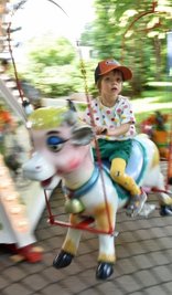 Für den dreijährigen Ernst war eine Fahrt mit dem Kinderkarussell die beste Attraktion.