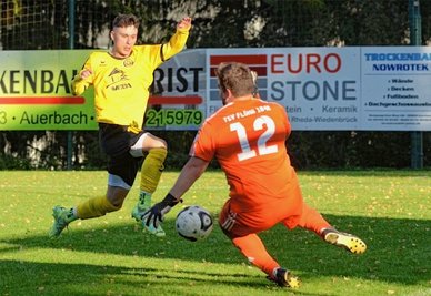Überrannt: Die Flöhaer Kicker um Ersatzkeeper Pascal Clauß erlebten am Samstag beim VfB Auerbach II ein Debakel. Florian Kay Bochmann setzte dabei mit dem 13:0 den Schlusspunkt. 