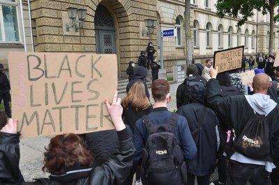 In Chemnitz versammelten sich insgesamt rund 1500 Demonstranten. Sie stoppten auch vor dem Polizeipräsidium - das war seitens der Organisatoren nicht angemeldet worden.