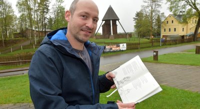 Robert Landgraf hat ein Büchlein mit Gedichten herausgegeben, die alle 22 Welterbestandorte des Erzgebirges umfassen. Auf 74 Seiten unternimmt er mit den Lesern einen Ausflug in 800 Jahre Bergbau- und Kulturgeschichte - und dies in Versform. 