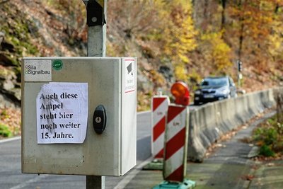 An dieser Stelle müssen Kraftfahrer oft warten. "Auch diese Ampel steht hier noch weiter 15 Jahre", haben Witzbolde auf den Zettel geschrieben. Ob sie damit Recht behalten?